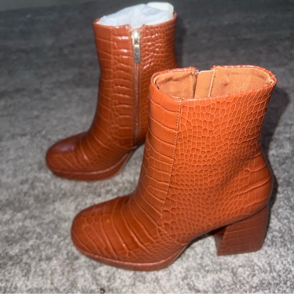 NEW BROWN PLATFORM CROC ANKLE BOOTS - Picture 2 of 5